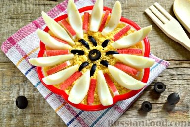 Праздничный салат-цветок с крабовыми палочками — оригинальное угощение на день рождения russianfood.com